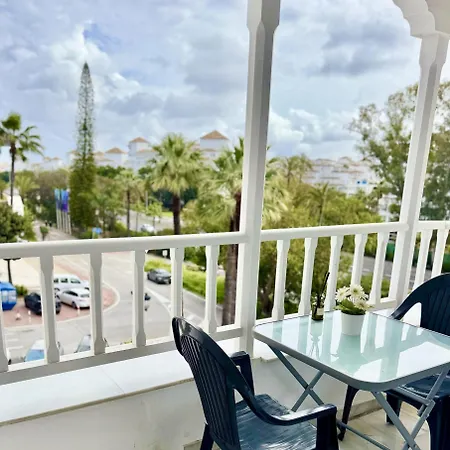 En Puerto Banus Jardines Tropicales1 마르베야