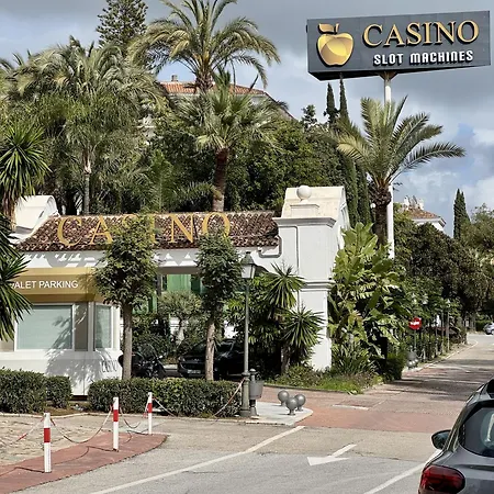 En Puerto Banus Jardines Tropicales1 * Марбелья