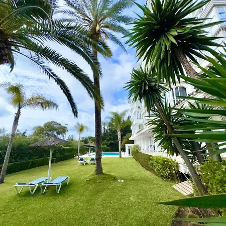 En Puerto Banus Jardines Tropicales1 马尔韦利亚